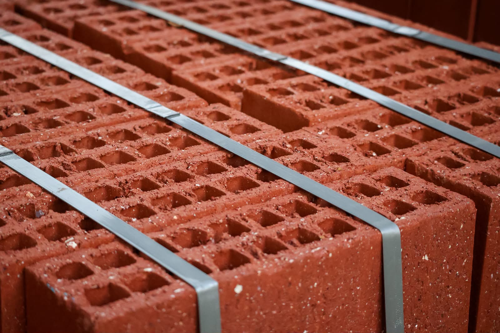 Close-up of the cores in the top of a standard pack of Midland Brick Maxibricks